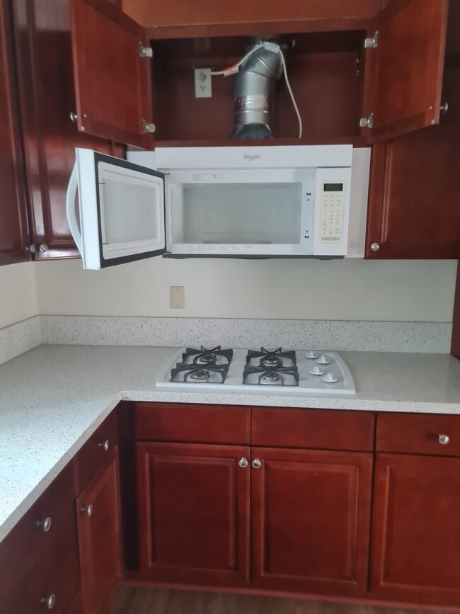 Building Photo - 638 Montana St