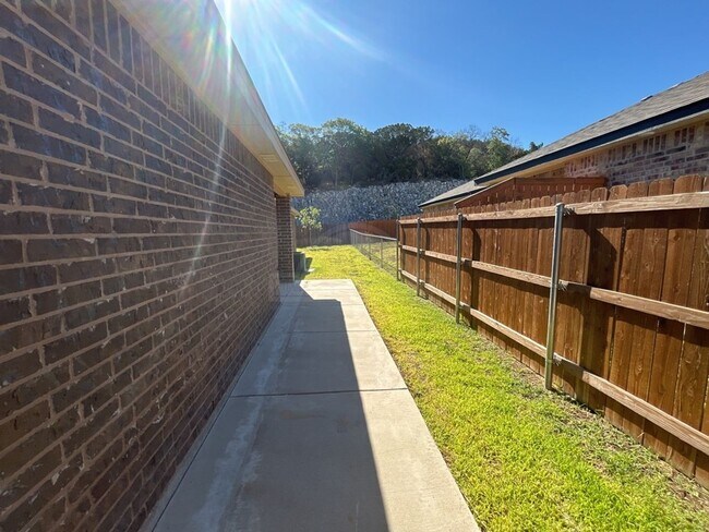 Building Photo - 5510 Settlers Ct