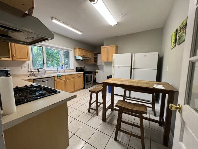 Foto del edificio - Perfect for up to Boston University Students needing large outdoor space for "social endeavors"