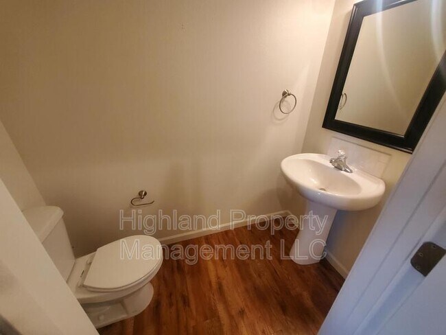 Building Photo - 512 NE Stadium Way