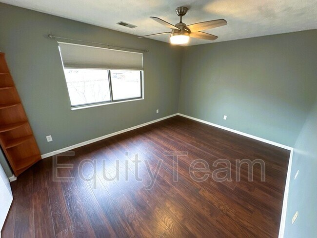 Foto del edificio - 9328 Hunters Creek Dr