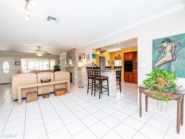 Building Photo - 3 br, 2 bath House - 939 Washington St