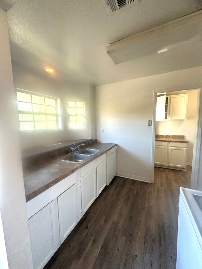 Building Photo - 525 S Main St