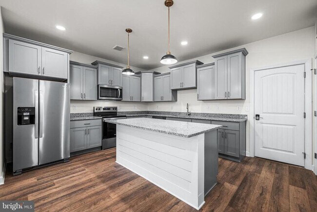 Building Photo - 900 Gilbert Rd