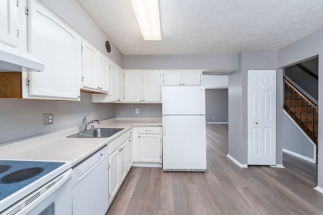 Building Photo - 27 Sylvan Park Ct