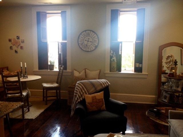 Living room, previously furnished - 301 M St NW