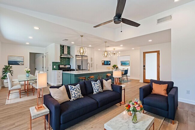Foto del edificio - Beautifully Renovated East Austin Home with Large Fenced Yard