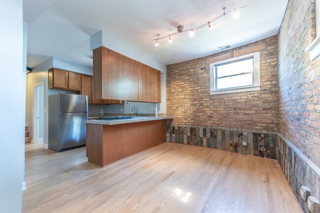 Building Photo - 1231 W Greenleaf Ave