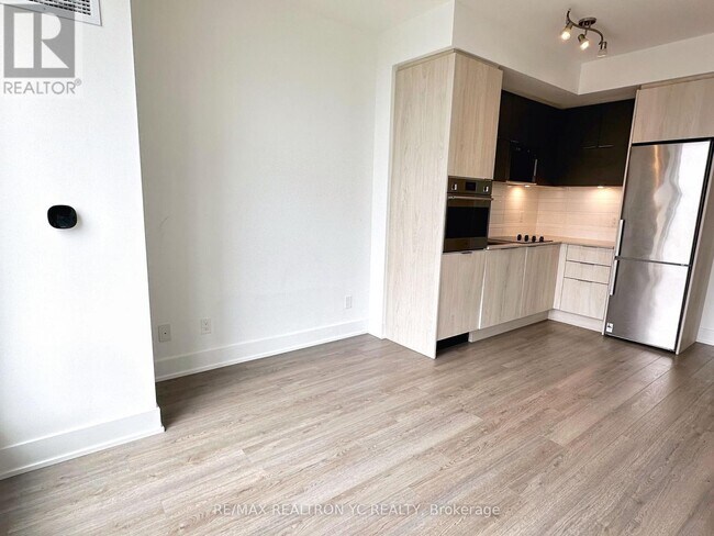 Building Photo - 1-421 Belsize Dr