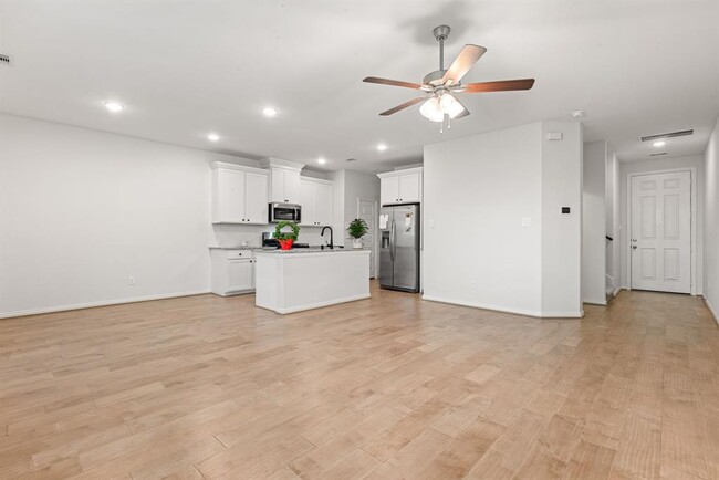 Building Photo - 27931 Western Crk Ct