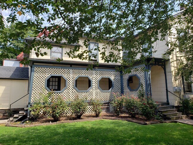 Building Photo - 327 Locust St