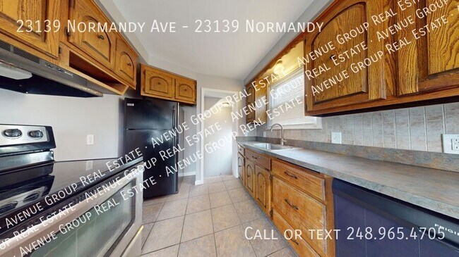 Building Photo - Charming Eastpointe home - Move-In Ready!