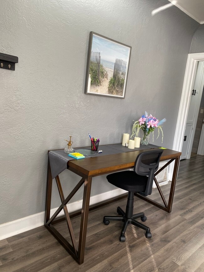 Main level workstation - 712 Washington Memorial Dr