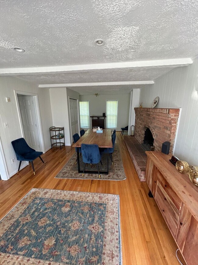 Building Photo - Potomac Village - 4 beds + 3.5 Baths, 3 fi...