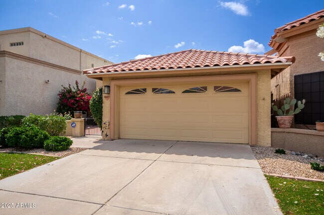 Building Photo - 10627 E Fanfol Ln