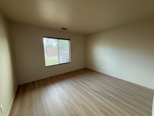 Building Photo - 2424 Sandpiper Ln
