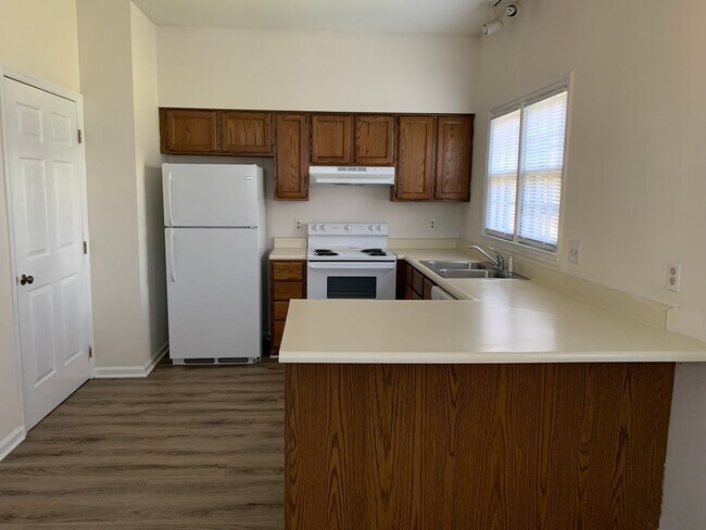 Foto del edificio - NORTHWEST RALEIGH TOWNHOME, AFFORDABLY PRICED FOR IMMEDIATE MOVE IN
