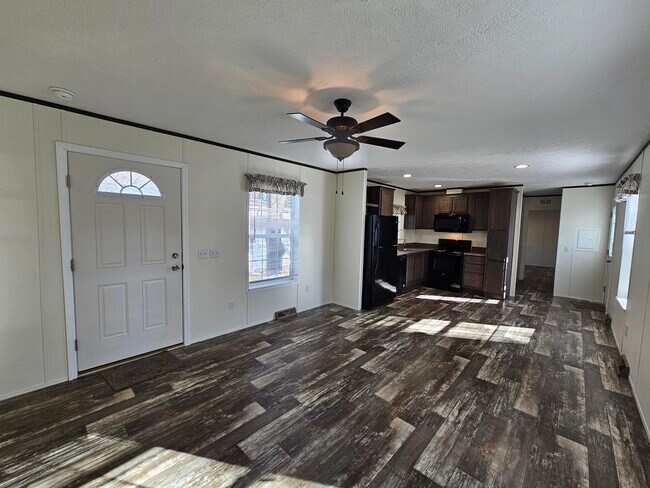 Foto del edificio - 244 Blossom Ln