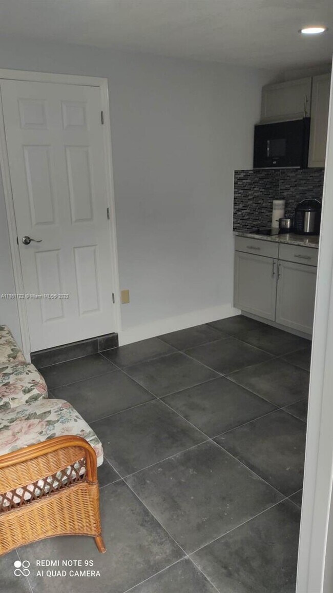 Building Photo - 404 W Oakland Park Blvd