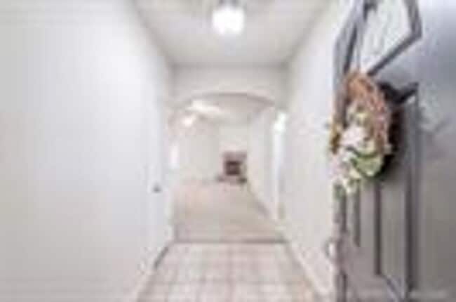 Building Photo - Well maintained home in a great location w...