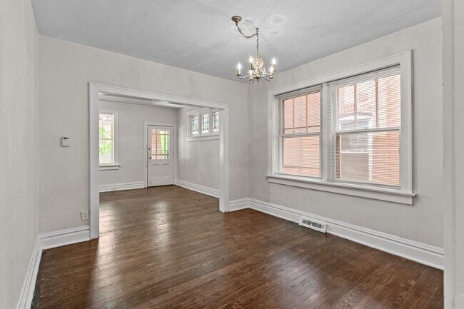 Foto del edificio - 4460 Russell Blvd
