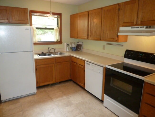 Building Photo - Lovely, updated 2br in Weatherhill. Great location & Carrboro charm!