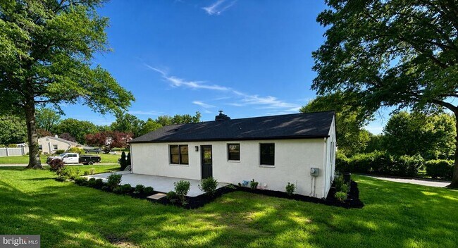 Building Photo - 800 Falcon Ln