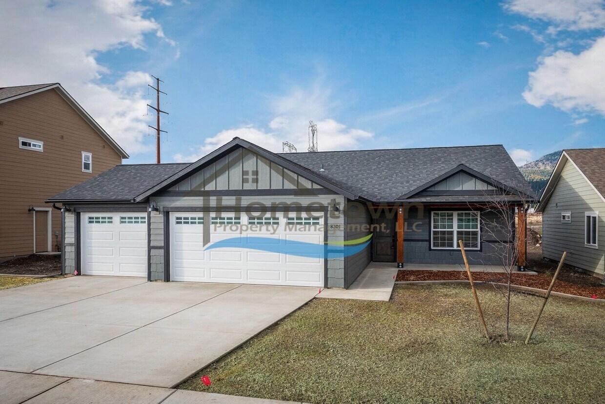 Foto principal - 3-Bedroom, 2-Bathroom Home with 3-Car Gara...