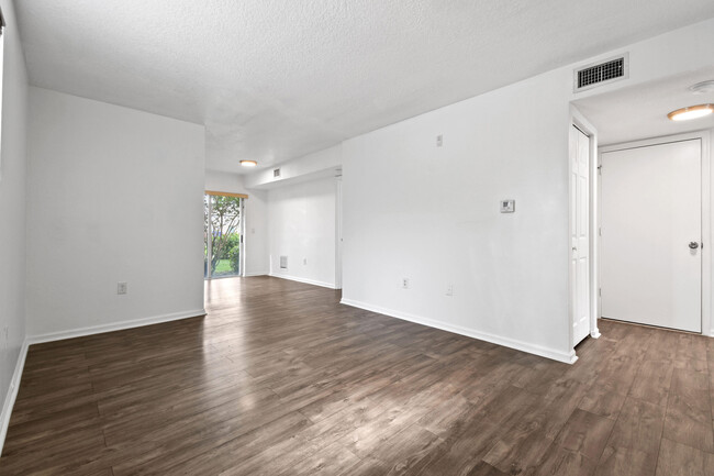 Foto del edificio - 3780 N Jog Rd