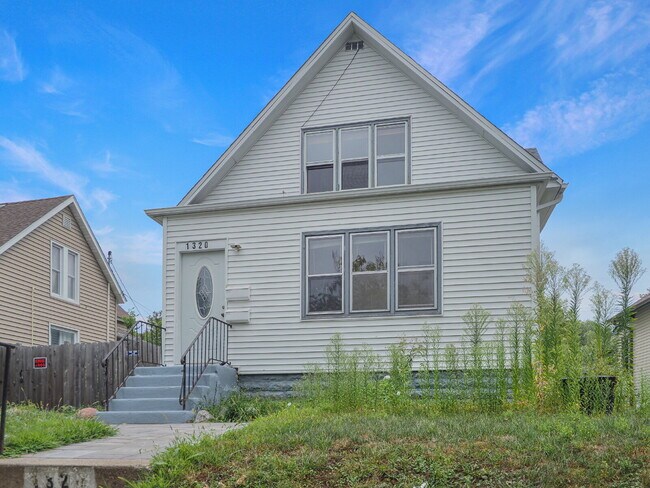 Foto del edificio - 3 Bed, 2 Bath Home in North Minneapolis. 1,600 Sq Ft, Fenced Yard, Pets Welcome.