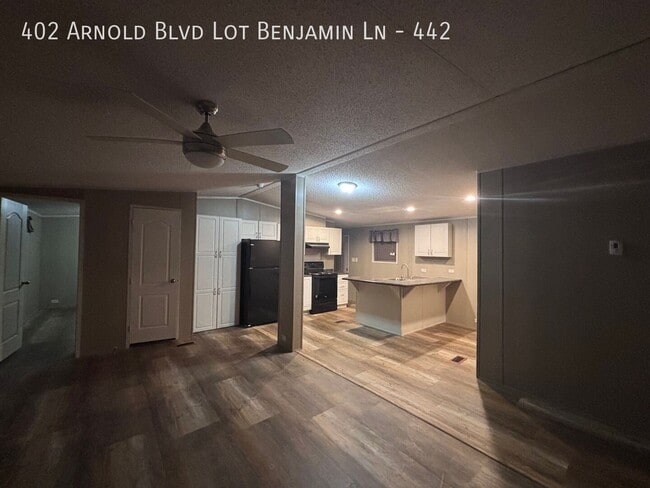 Foto del edificio - 402 Arnold Blvd
