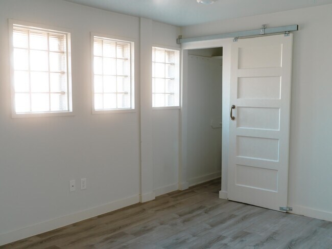 Foto principal - 2500 S Van Buren St