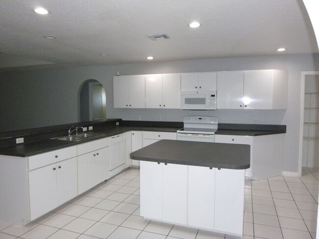 Building Photo - Very Nice Large 4/3/2 Home in Paar Estates