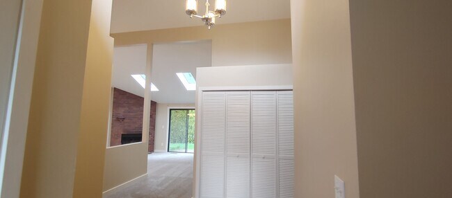 Building Photo - Charming One-Level 3BR Home in Desirable B...