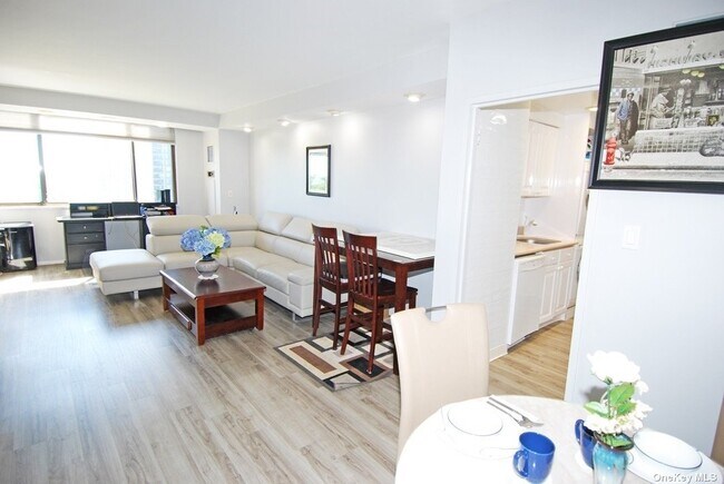 Foto del edificio - 26910 Grand Central Pkwy