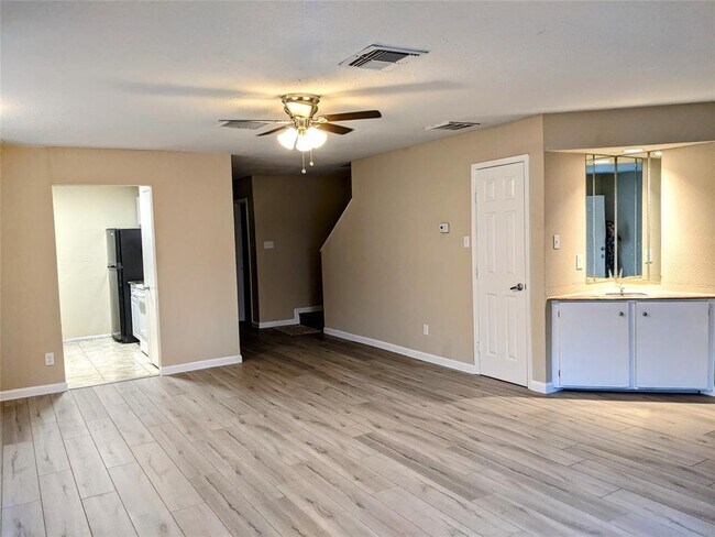 Foto del edificio - 8323 Wilcrest Dr