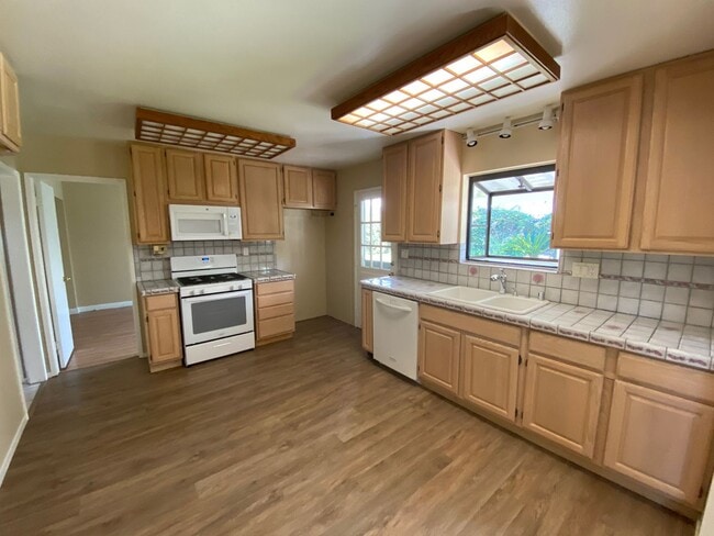 Building Photo - 2 story 4 bed, 2 bath home with yard