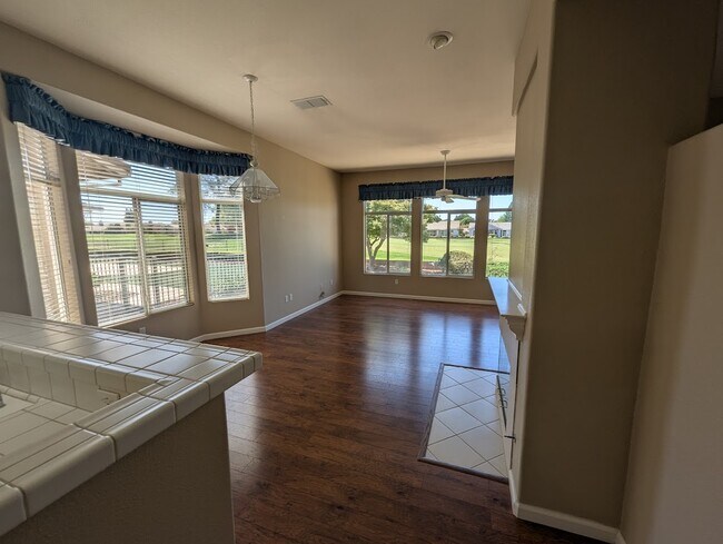Foto del edificio - 7090 Lost Lake Ln