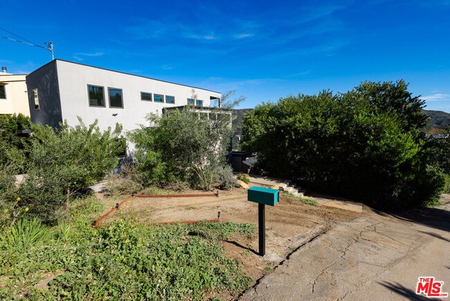 Building Photo - 26349 Fairside Rd