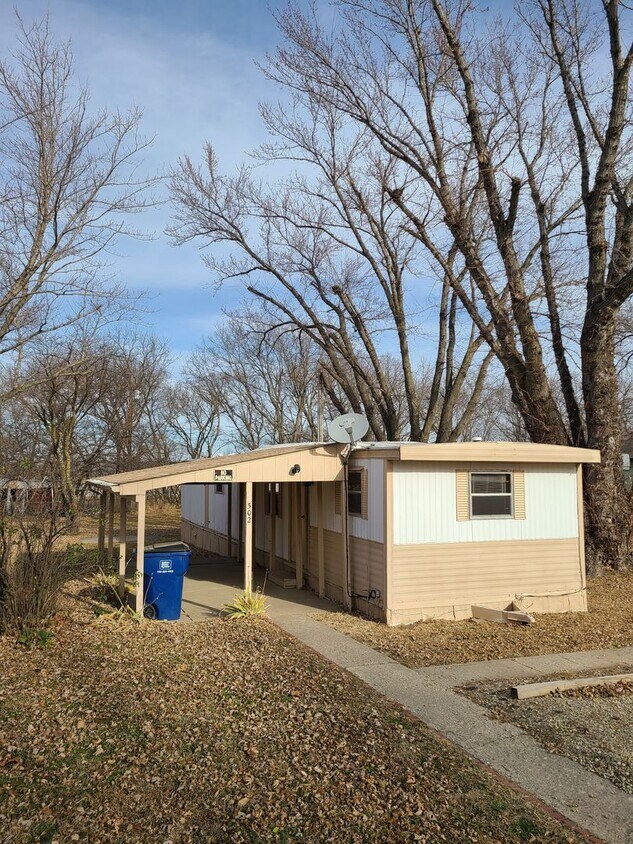Primary Photo - 3 Bedroom Mobile Home in Grandview Plaza