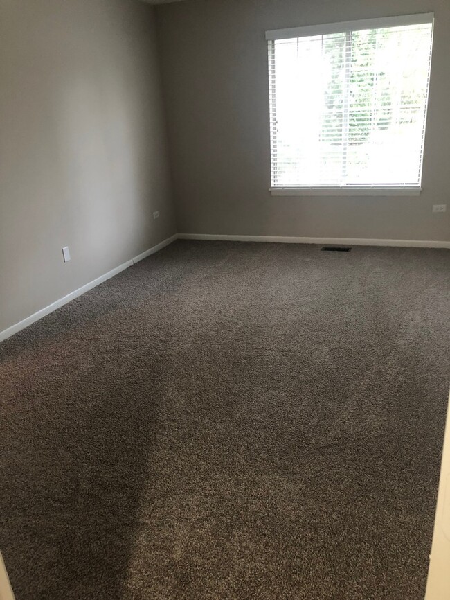 Building Photo - Spacious one bedroom with den