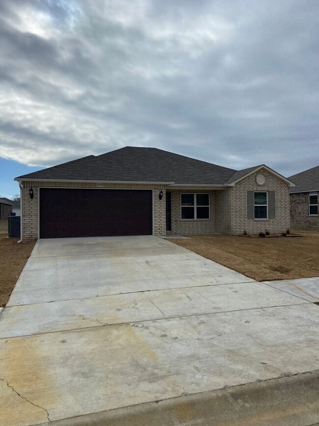 Building Photo - *Pre-leasing* Three Bedroom | Two Bath Hom...