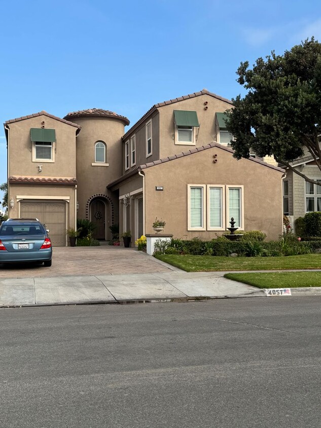 Primary Photo - Large home on waterway