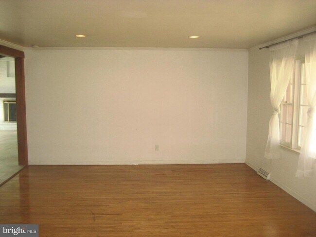 Building Photo - 1633 E Butler Pike