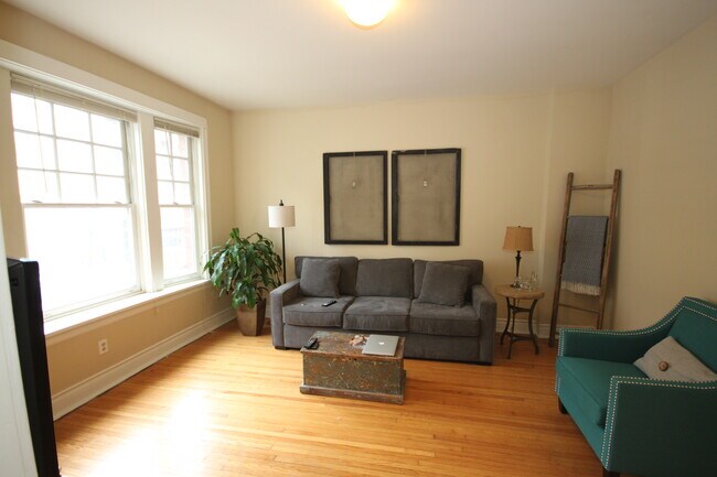 Foto del edificio - 1336 W Belmont Ave