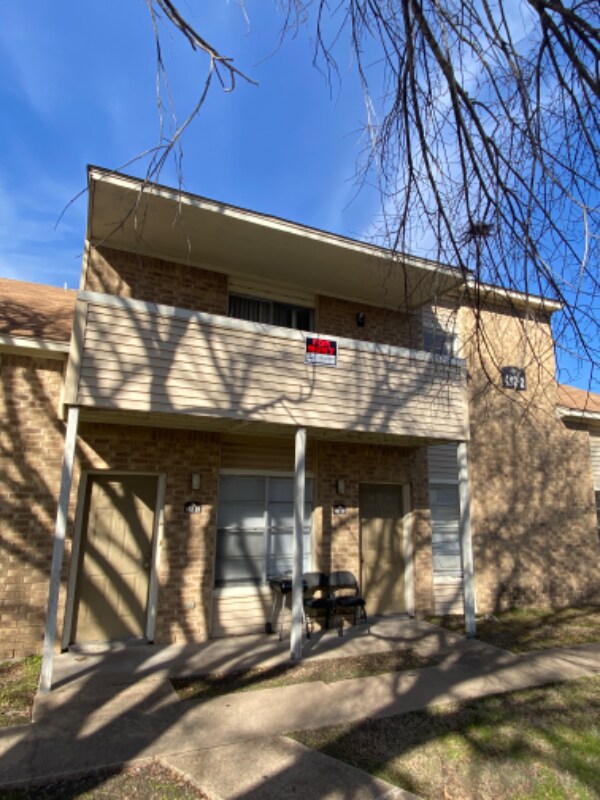 Foto del edificio - 402 Summer Ct