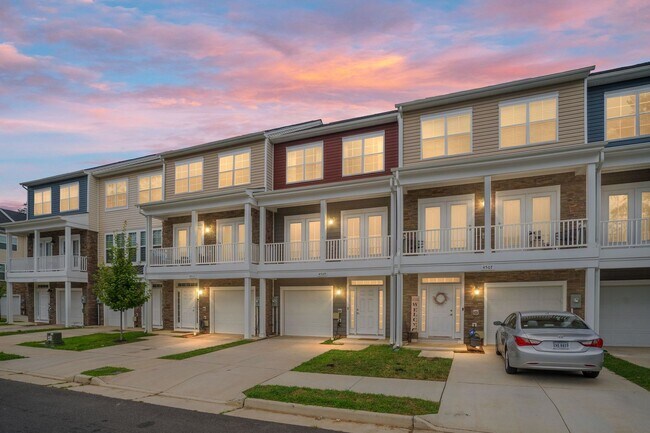 Foto del edificio - Your Next Home: Modern 3-Level Townhome with Garage, Deck & Huge Flex Space