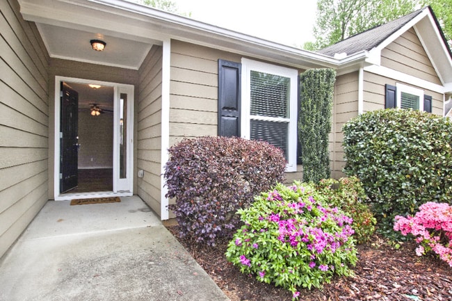 Photo - 620 Walnut Woods Dr House