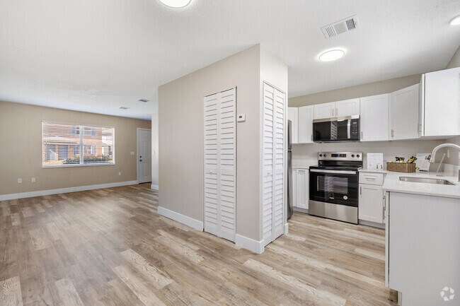 2 habitaciones, 1 baño - 825 pies cuadrados - Remodelado - Cocina/comedor - Emerald Cove East
