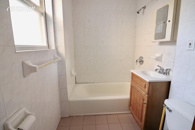 Building Photo - 252 Skillman Ave
